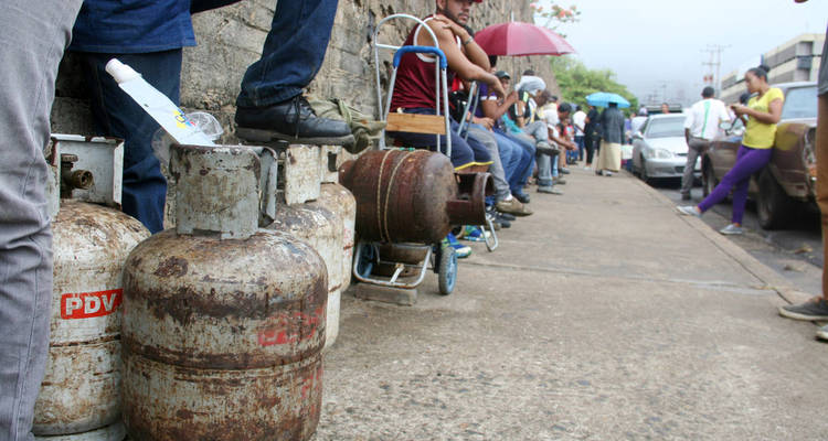 Diario La Prensa de Guayana/Referencial Las personas pasan horas en cola para poder recargar su bombona