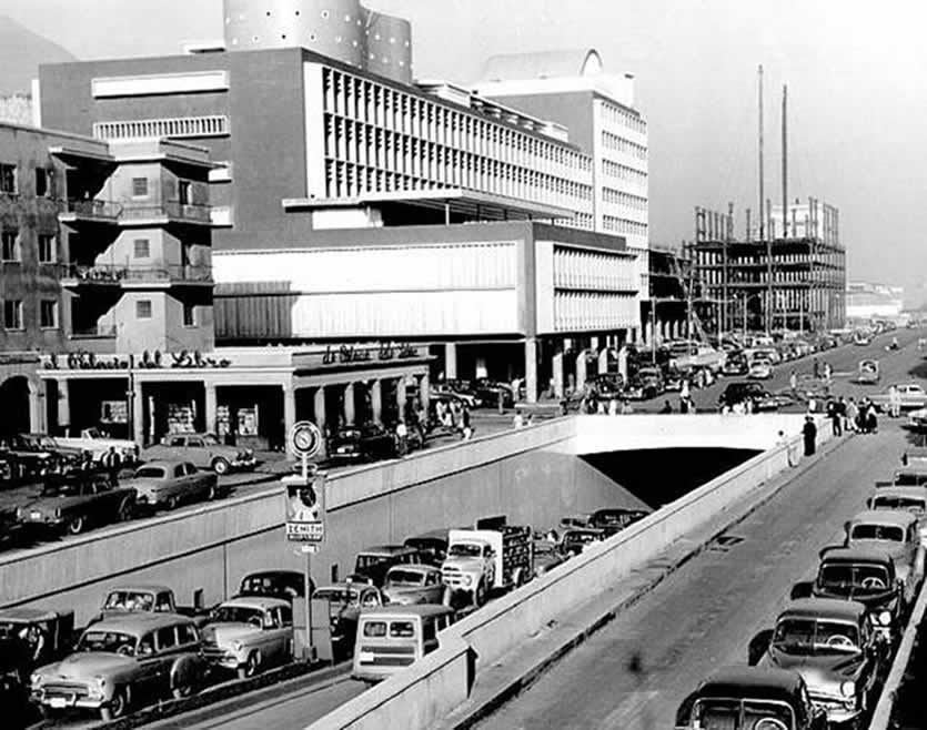 Foto de la salida del Centro Simón Bolivar directo a la plaza O’ Leary teniendo como segundo plano a la avenida Baralt (Caracas) en los años cincuentas
