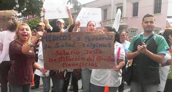 Médicos de Barrio Adentro protestan ante Ministerio de Salud