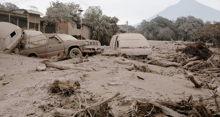 Sube a 65 la cantidad de Muertos por erupción de volcán en Guatemala