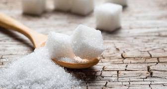 El cáncer se ve favorecido por el consumo de azúcar refinado. Este producto permite la multiplicación de células cancerosas. Entre todos los alimentos que contienen azúcar refinado el jarabe de maíz es especialmente perjudicial para la salud.