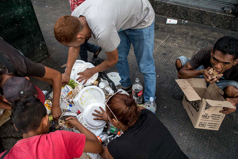 venezolanos comen de la basura