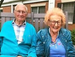 Hombre de 100 años se casa con su novia de 102