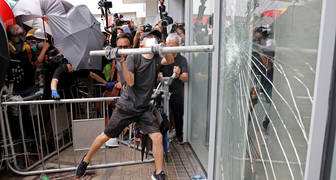 Manifestantes asaltan el edificio del Consejo Legislativo de Hong Kong