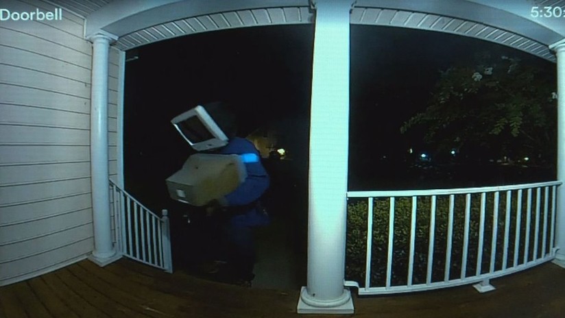 El misterioso hombre 'cabeza-tele' deja regalos en puertas de casas en EE.UU. en plena noche
