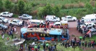 Murieron seis niños al caer autobús en Perú