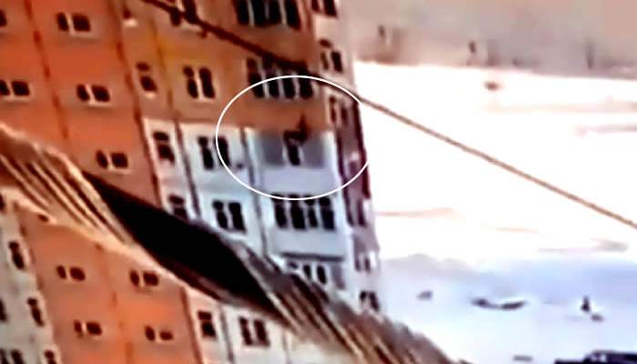 Una mujer cae de un piso 9 luego se levanta y camina como si nada, VIDEO