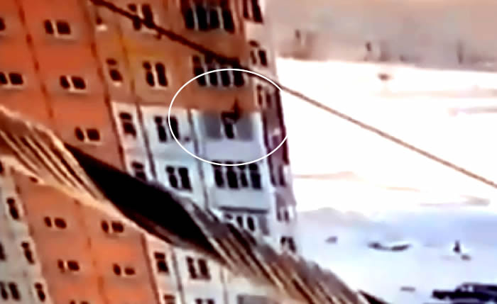 Una mujer cae de un piso 9 luego se levanta y camina como si nada, VIDEO