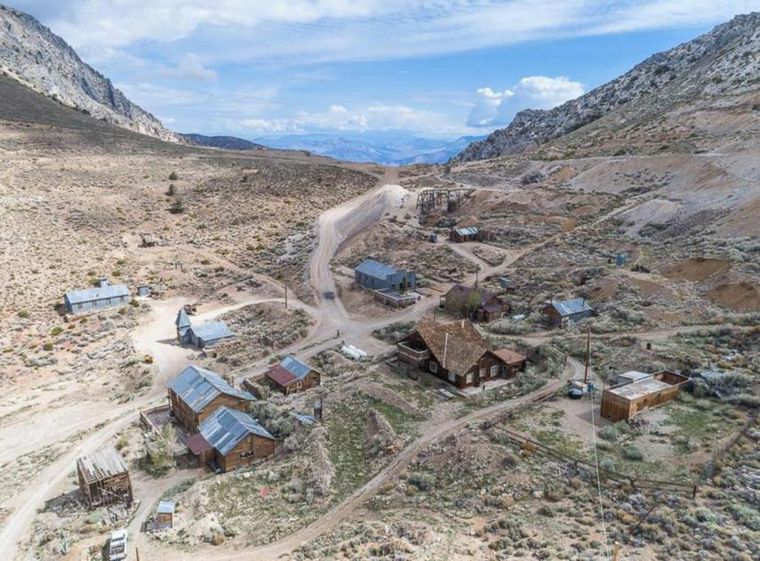 Compró un pueblo fantasma y ahora le sirve de refugio contra el coronavirus (2)