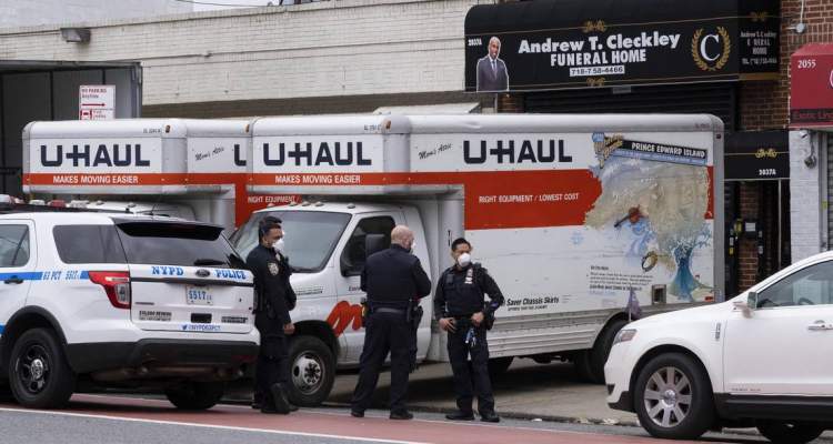 Hallan camiones con decenas de cadáveres en estado de descomposición cerca de una funeraria de Nueva York