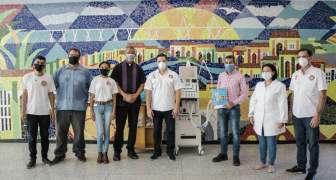 La Alcaldía de Maracaibo y la Arquidiócesis entregaron un respirador al hospital Universitario