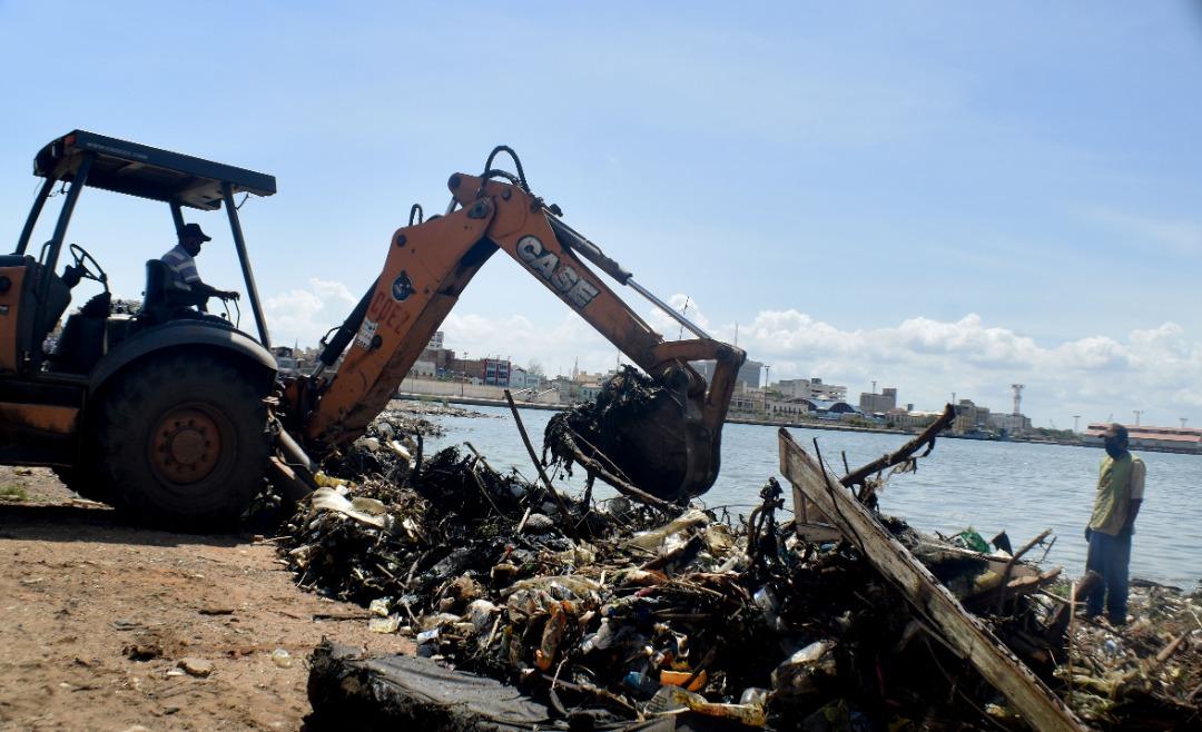 Alcaldía recogió 8 toneladas de desechos de las orillas del lago de Maracaibo en el casco central