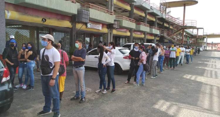 Colas para el Registro Electoral 2