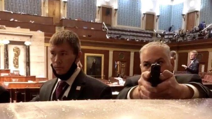 FUERZAS POLICÍACAS PROTEGIENDO A LOS CONGRESISTAS