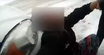 Policías blancos esposa y rocían con gas pimienta a una niña afroamericana