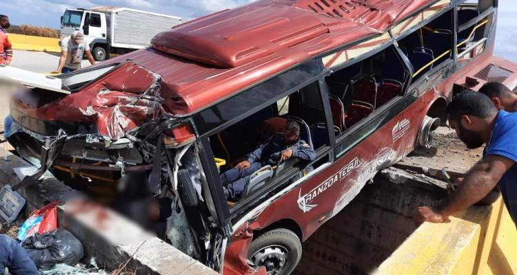 Accidente de autobús deja seis muertos y 15 heridos