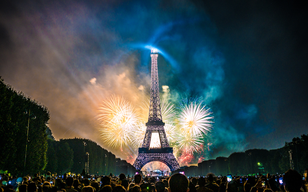 Feu d'artifice du 14 juillet 2017 depuis le champ de Mars à Paris, devant la Tour Eiffel, Bastille day 2017