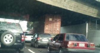 Una gandola quedo atrapada en el puente de la autopista Francisco Fajardo a la altura de Quinta Crespo