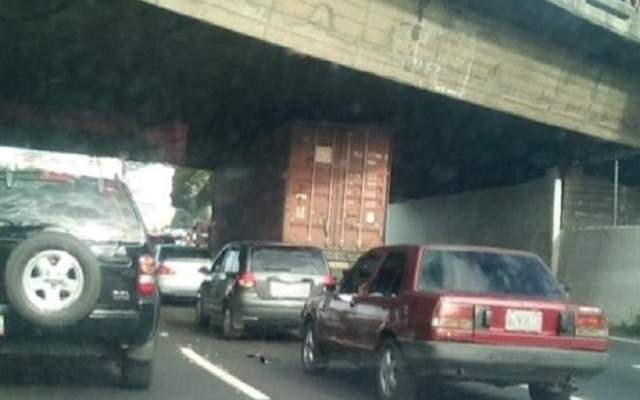 Una gandola quedo atrapada en el puente de la autopista Francisco Fajardo a la altura de Quinta Crespo