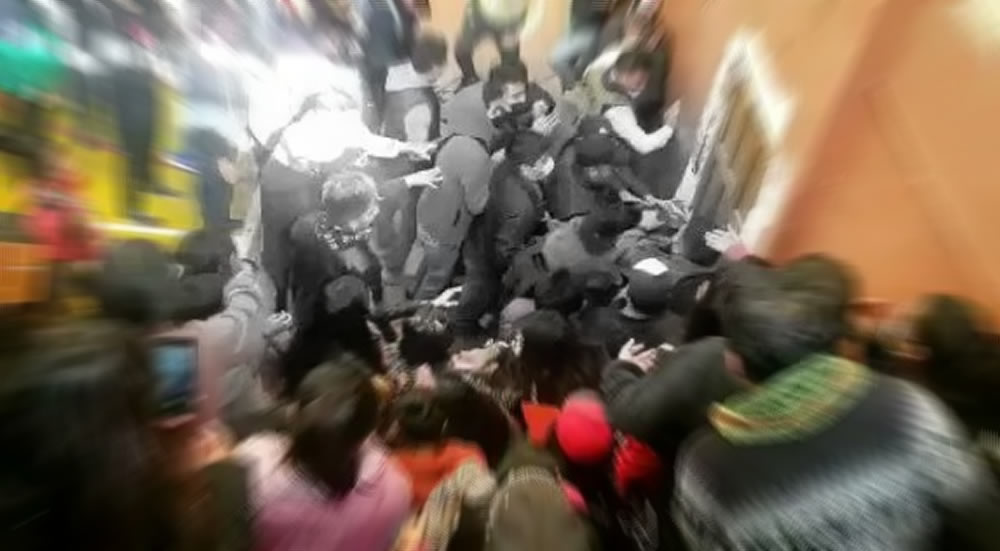 Estampida en Asamblea universitaria deja 3 muertos y más de 40 heridos