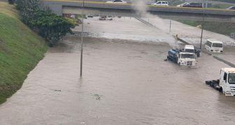 Fuertes lluvias en Caracas provocan inundación de la autopista Francisco Fajardo