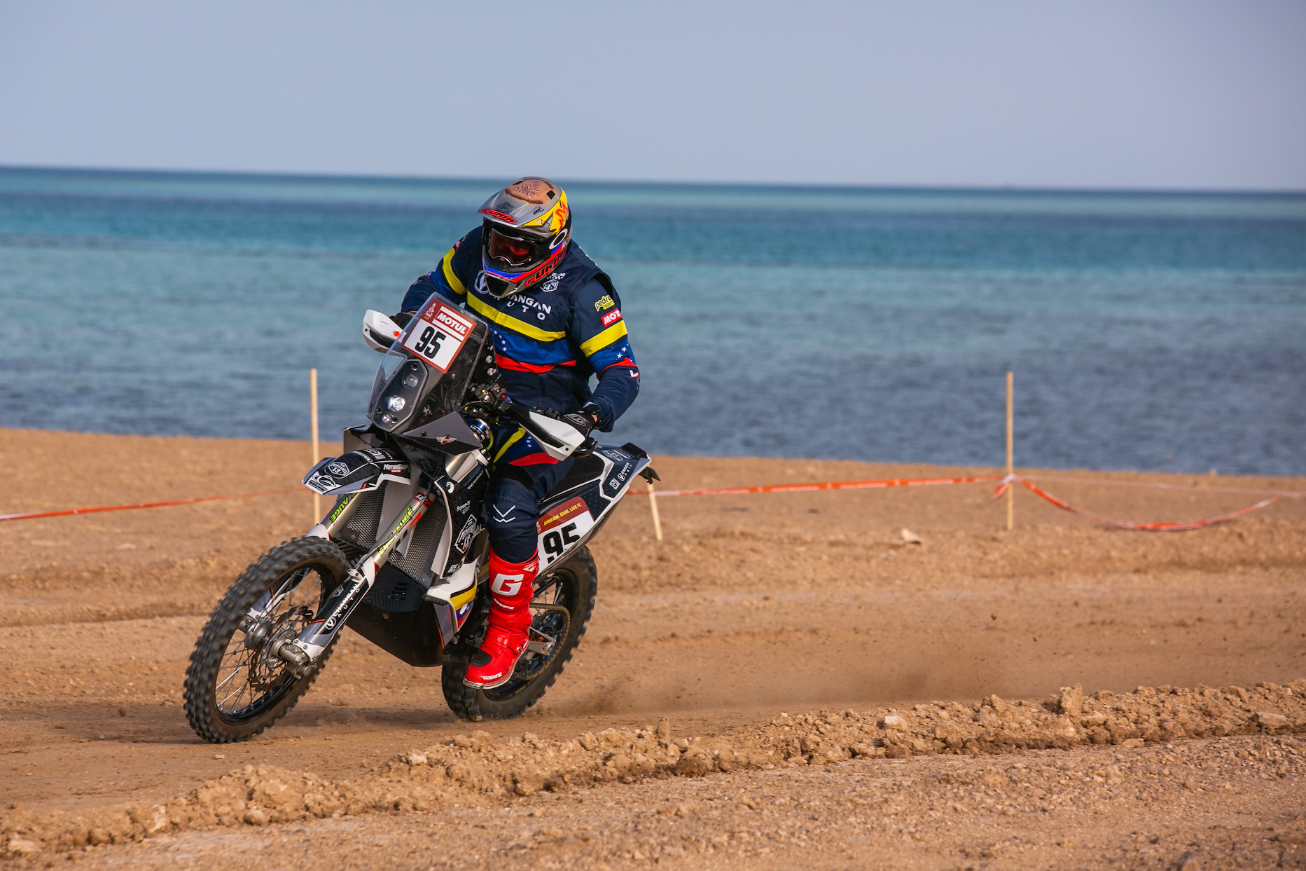EN EL PRÓLOGO NICOLÁS CARDONA FUE ADAPTÁNDOSE A LA HUSQVARNA DE 450cc (Foto Rodrigo Barreto)