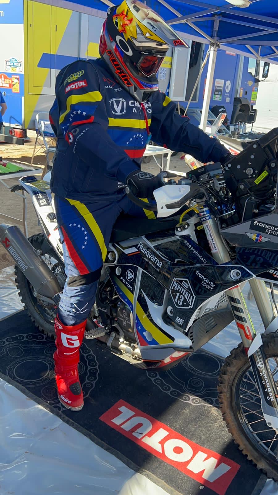 NICOLÁS CARDONA PROBÓ EL JUEVES SU MOTO HUSQVARNA