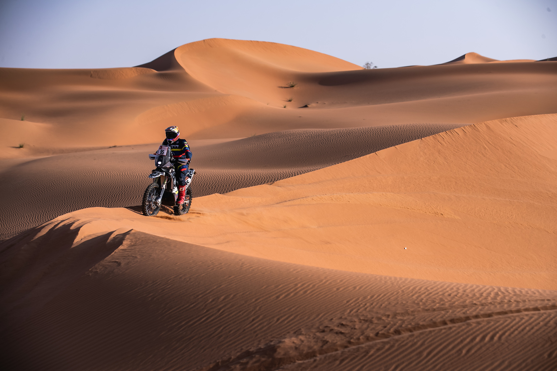 EL VENEZOLANO NICOLÁS CARDONA EN LA INMENSIDAD DEL DESIERTO ARÁBIGO (Foto Magnus Torquato)