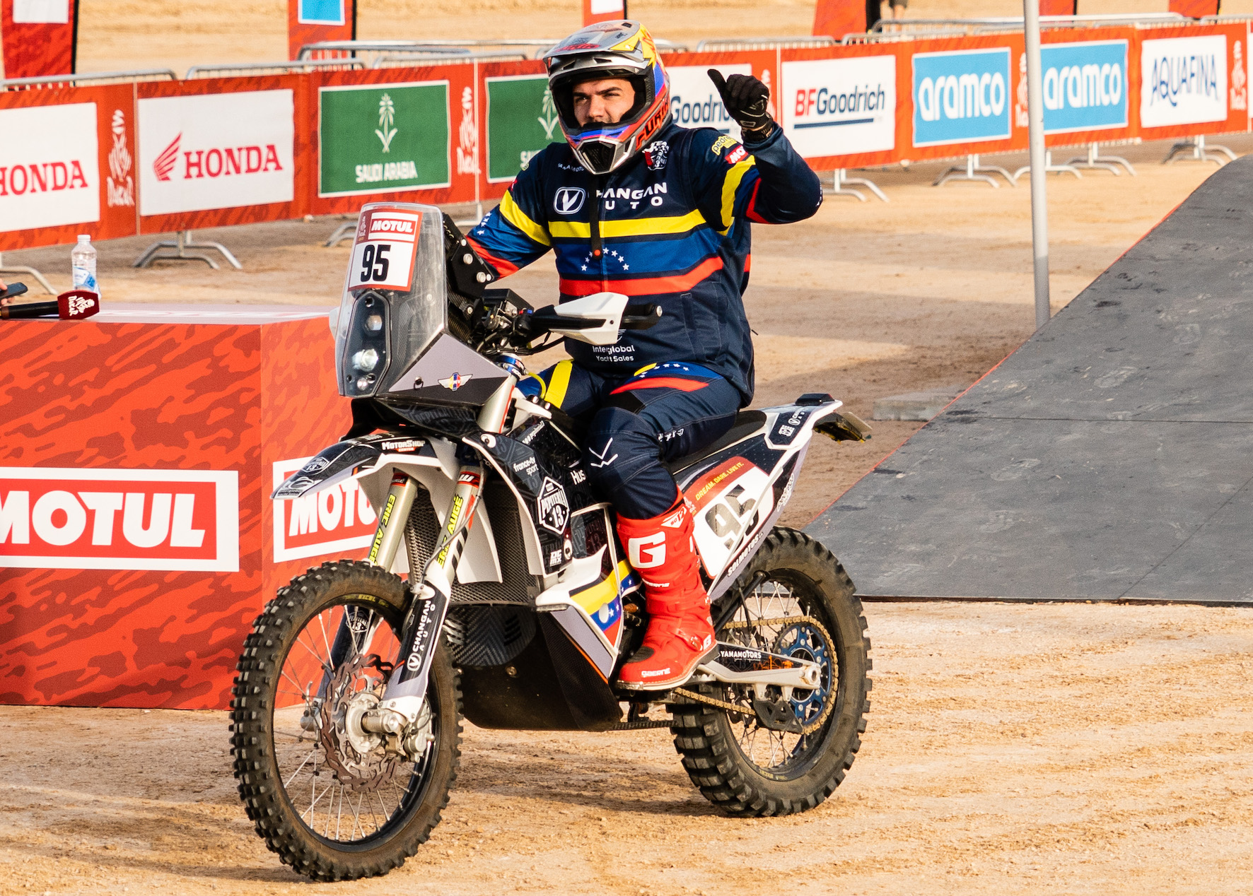 NICO CARDONA MANTIENE SU RÉCORD PERFECTO DE 5 ARRIBOS EN EL DAKAR