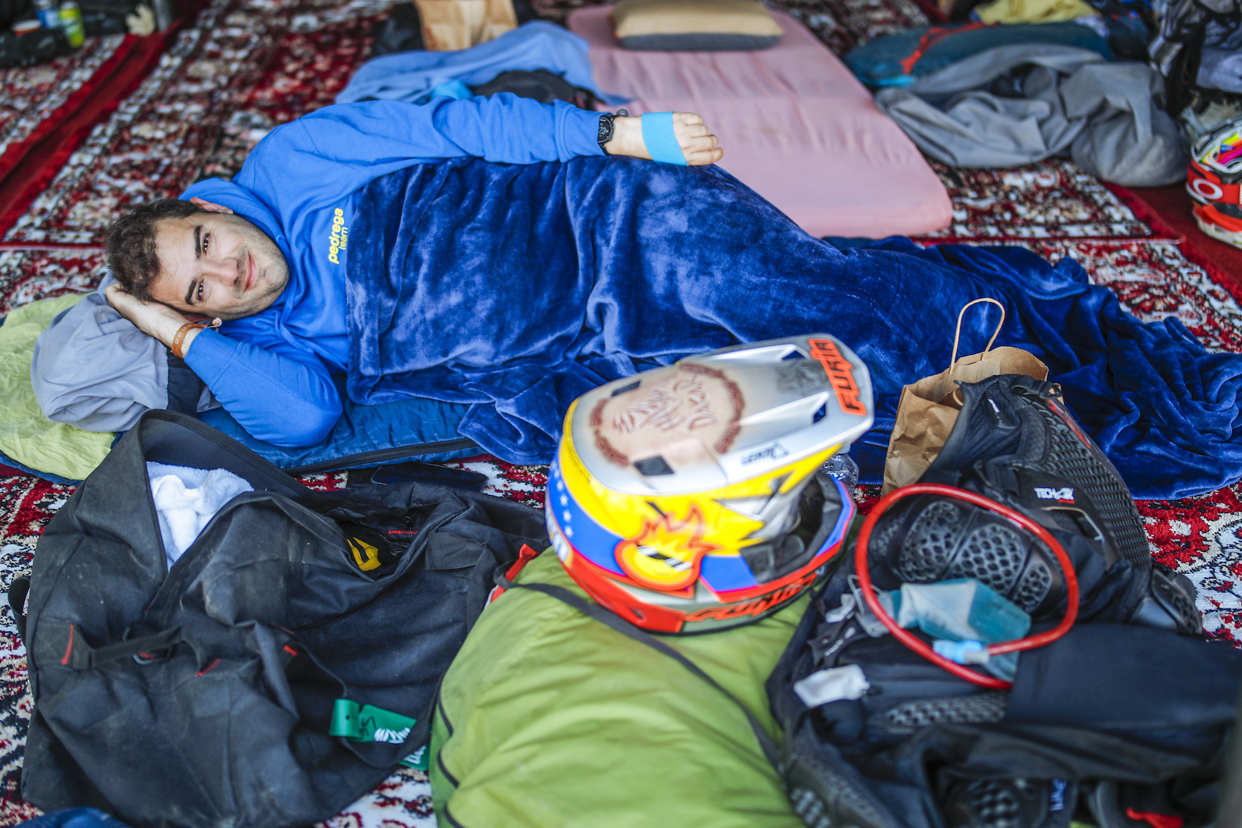 NICOLÁS CARDONA DESCANSANDO EN UN CAMPAMENTO EN EL DESIERTO DE ARABIA