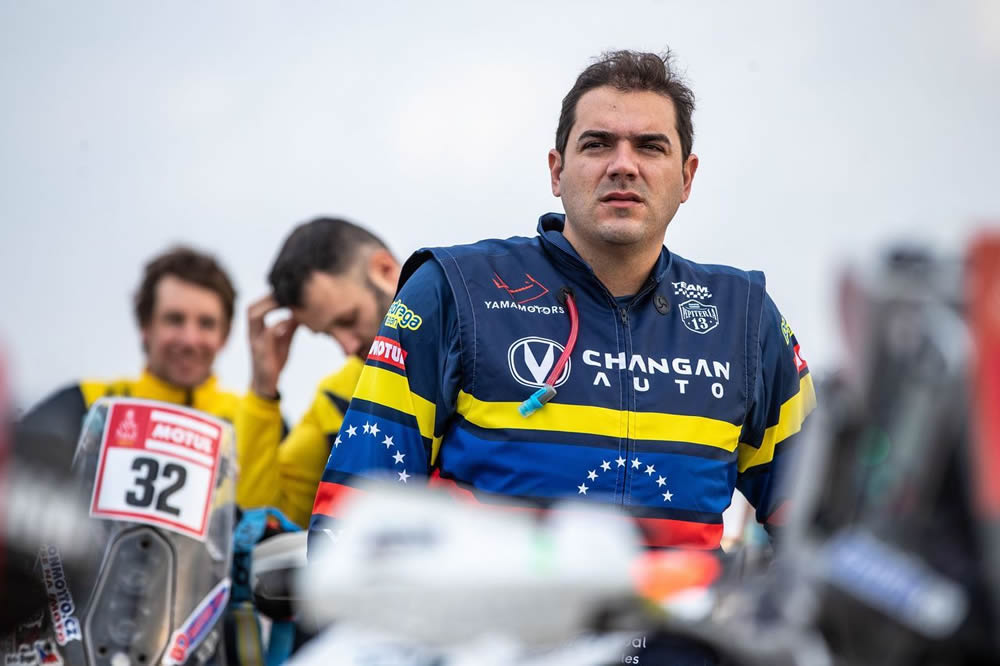 PESE AL DOLOR EN LAS COSTILLAS, NICOLÁS CARDONA MANTIENE EL RITMO EN EL DAKAR