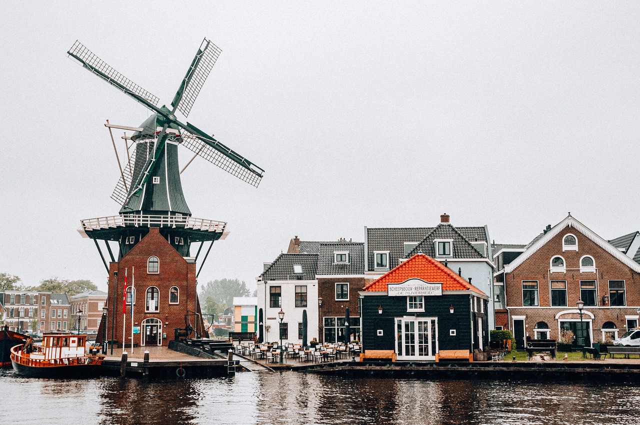 HOTELES ECONOMICOS PARA HACER TURISMO EN HOLANDA )