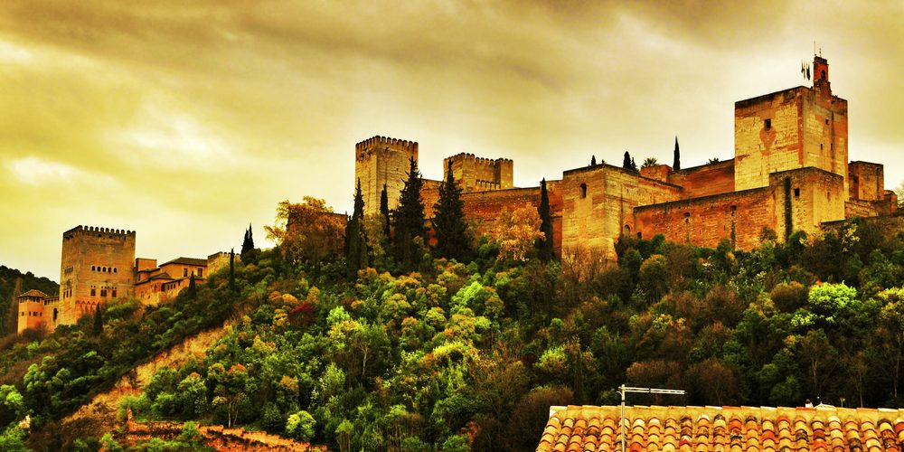 Recorrido turístico por Granada con opciones de hoteles económicos.