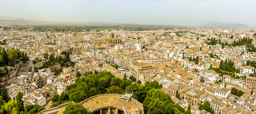 Recorrido turístico por Granada con opciones de hoteles económicos.