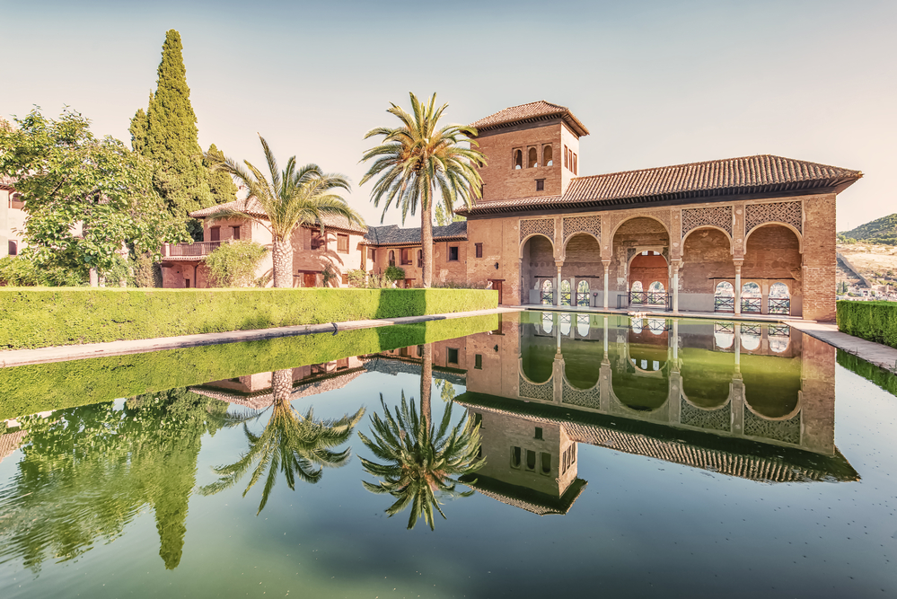 Recorrido turístico por Granada con opciones de hoteles económicos.