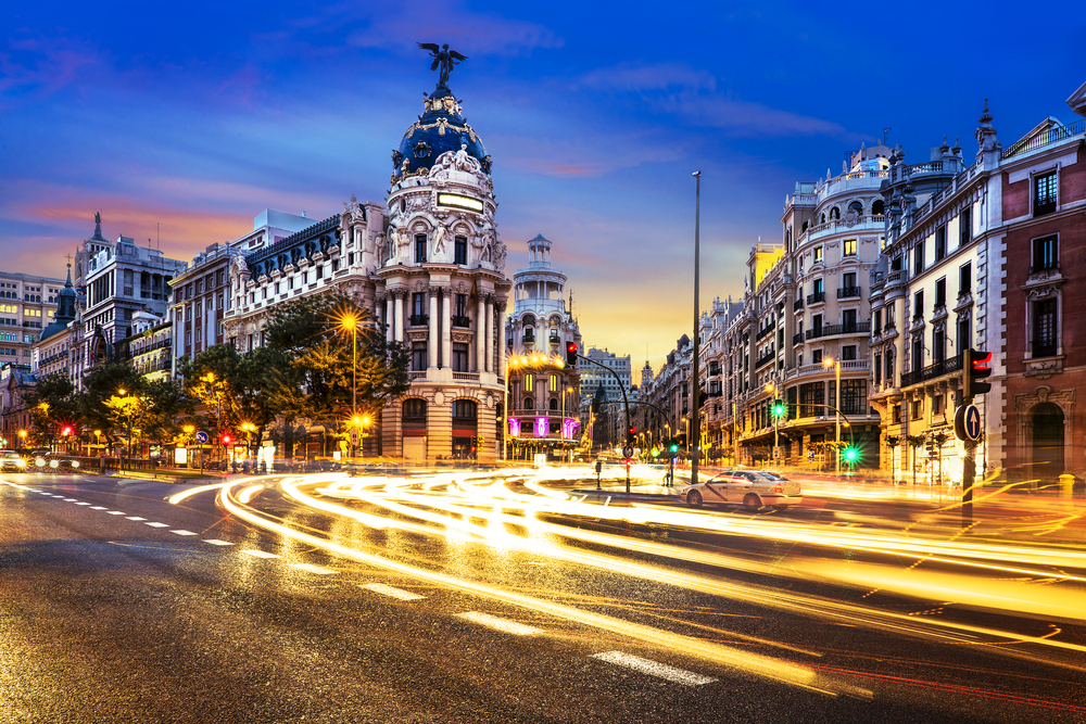 Turismo en España y Recorrido por Madrid y opciones de alojamiento ¿Estás pensando en visitar Madrid, la capital de España? Si es así, te proponemos un recorrido turístico por los lugares más emblemáticos de la ciudad, con opciones de alojamiento en hoteles económicos para que disfrutes de tu estancia sin gastar demasiado.