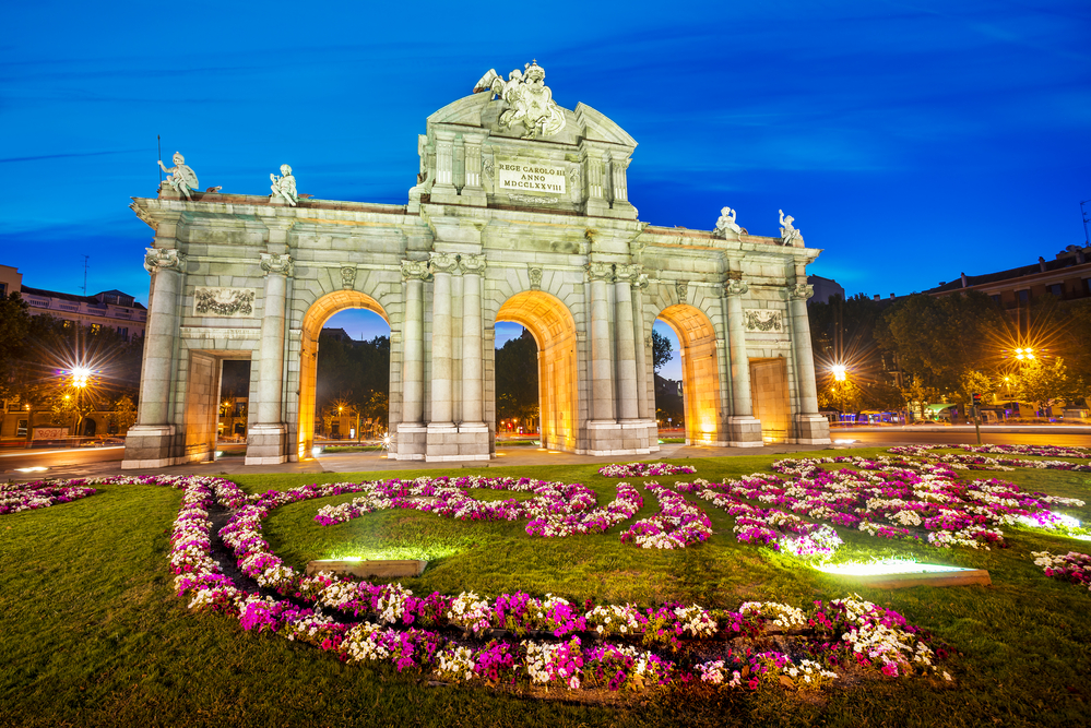 Turismo en España y Recorrido por Madrid y opciones de alojamiento ¿Estás pensando en visitar Madrid, la capital de España? Si es así, te proponemos un recorrido turístico por los lugares más emblemáticos de la ciudad, con opciones de alojamiento en hoteles económicos para que disfrutes de tu estancia sin gastar demasiado.