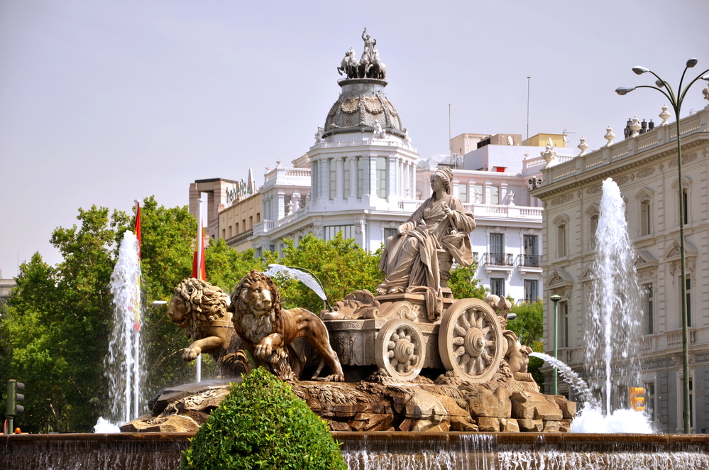 Turismo en España y Recorrido por Madrid y opciones de alojamiento ¿Estás pensando en visitar Madrid, la capital de España? Si es así, te proponemos un recorrido turístico por los lugares más emblemáticos de la ciudad, con opciones de alojamiento en hoteles económicos para que disfrutes de tu estancia sin gastar demasiado.