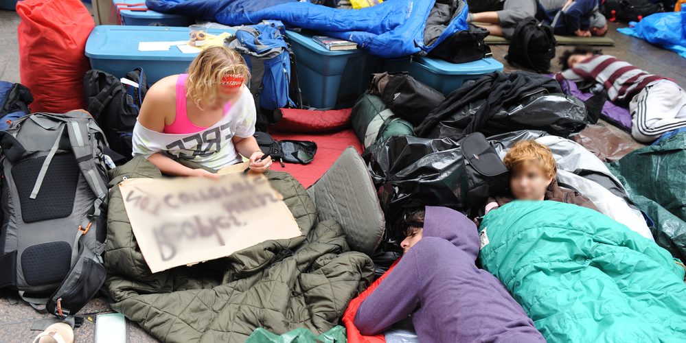 Decenas de miles de migrantes que llegan a Nueva York duermen en la calle