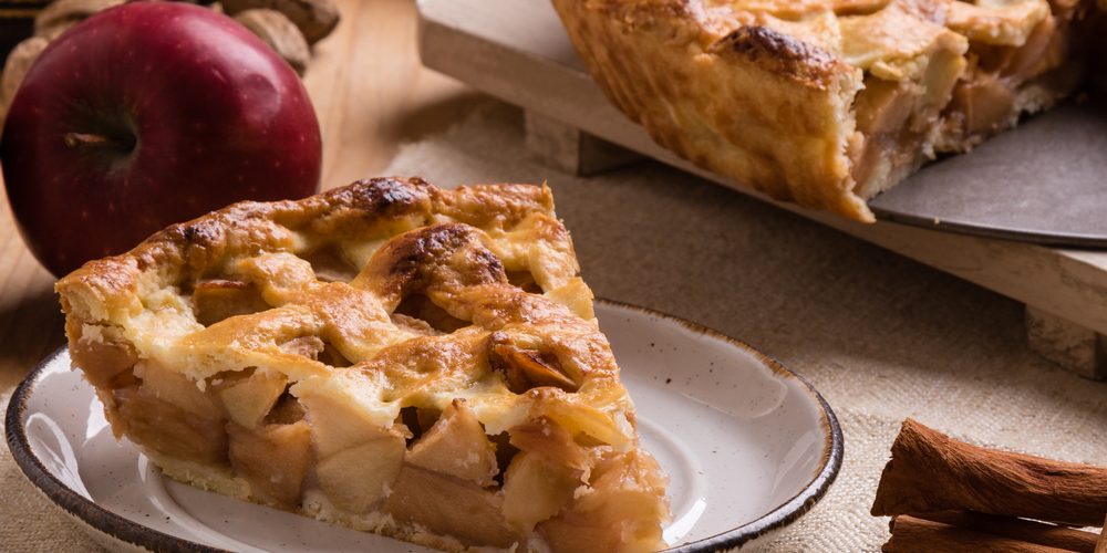 3 Recetas de cocina saludable y tradicional de Utrecht fresh baked apple pie slice on rustic table setting