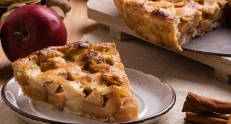 3 Recetas de cocina saludable y tradicional de Utrecht fresh baked apple pie slice on rustic table setting