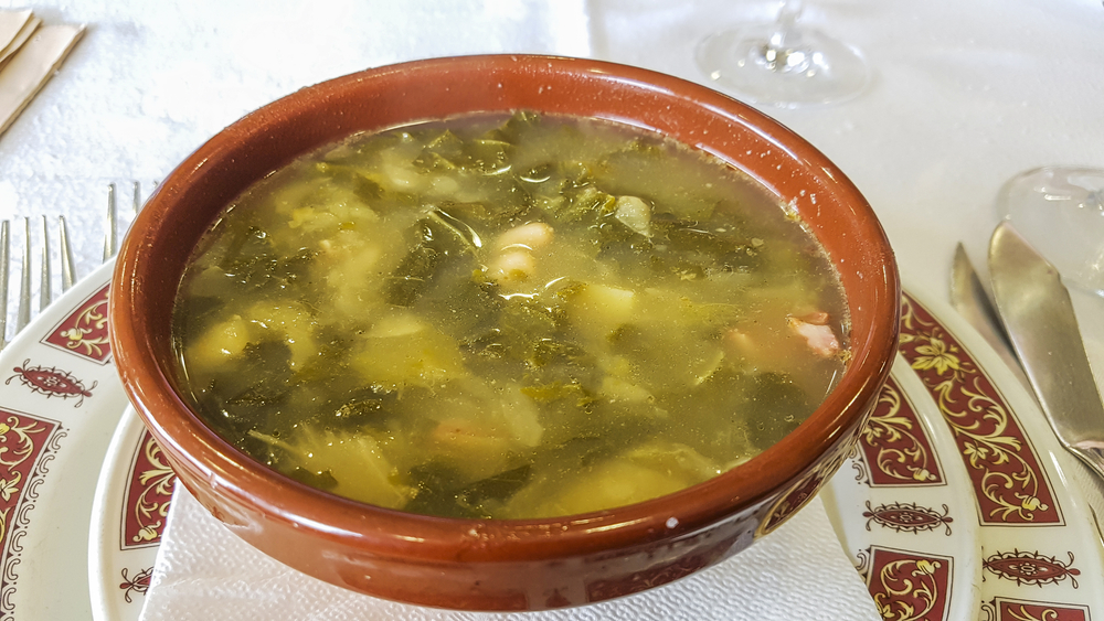 Sopa gallega en cazuela de barro