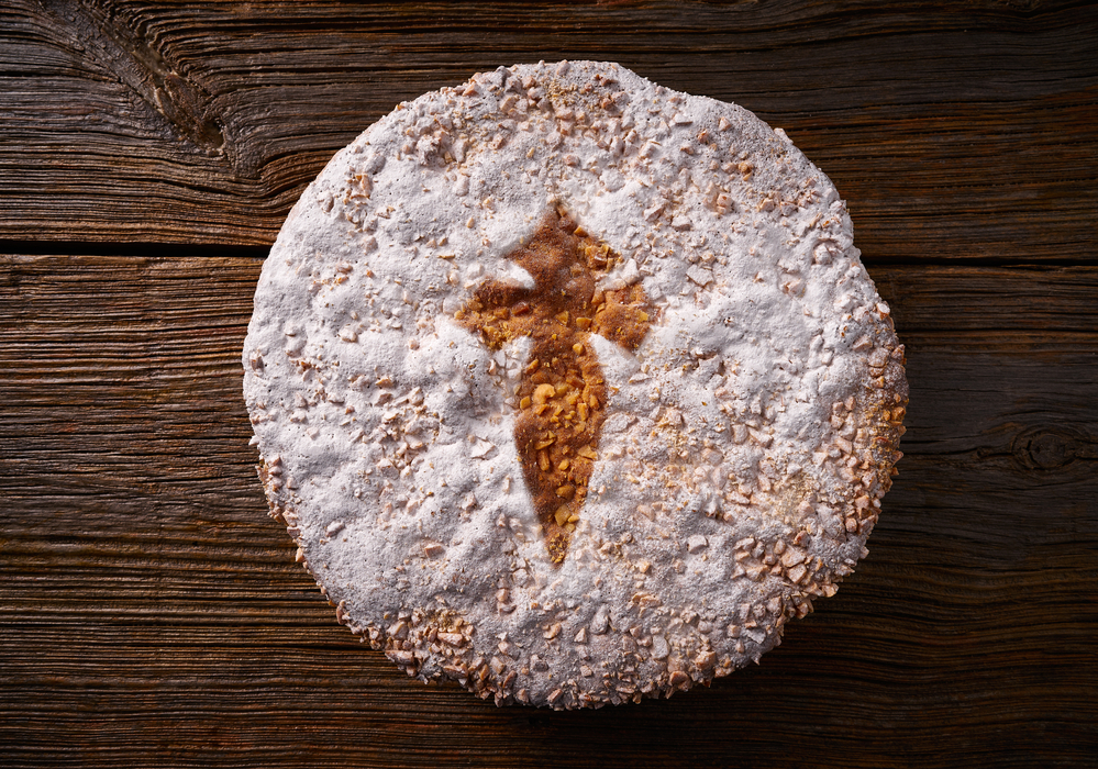 Tarta de Santiago con bizcocho compostelano