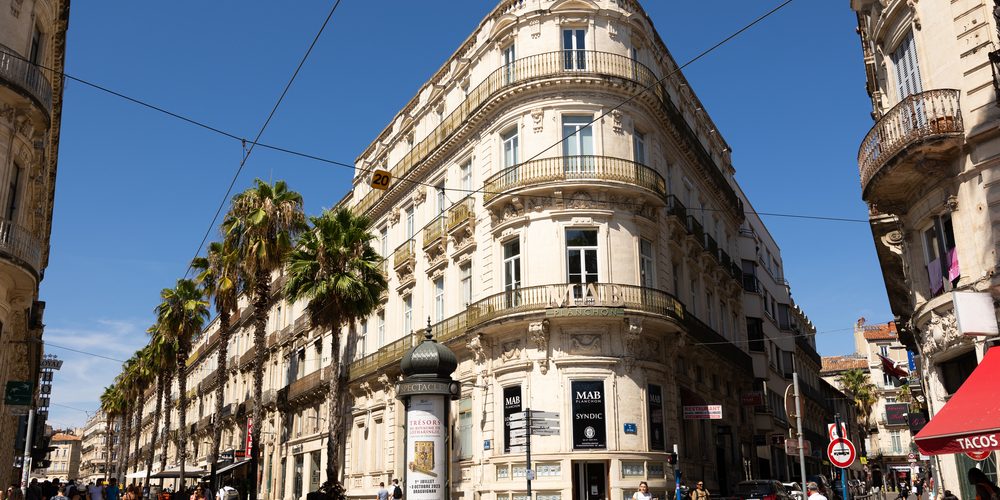 FRANCE, MONTPELLIER - AUGUST 8, 2023: Hermosa calle con restaurantes en el centro histórico de Montpellier, Francia