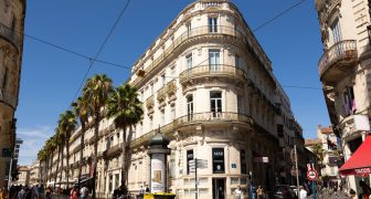 FRANCE, MONTPELLIER - AUGUST 8, 2023: Hermosa calle con restaurantes en el centro histórico de Montpellier, Francia