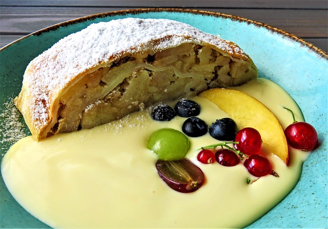 Este postre es un clásico de la repostería centro-europea, que consiste en una masa fina rellena de manzanas, pasas, nueces y canela. Strudel de manzana