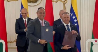 Venezuela y Belarús firman acuerdos para fortalecer conexión aérea y marítima