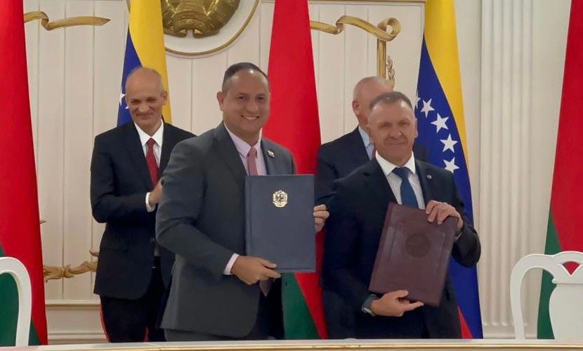 Venezuela y Belarús firman acuerdos para fortalecer conexión aérea y marítima