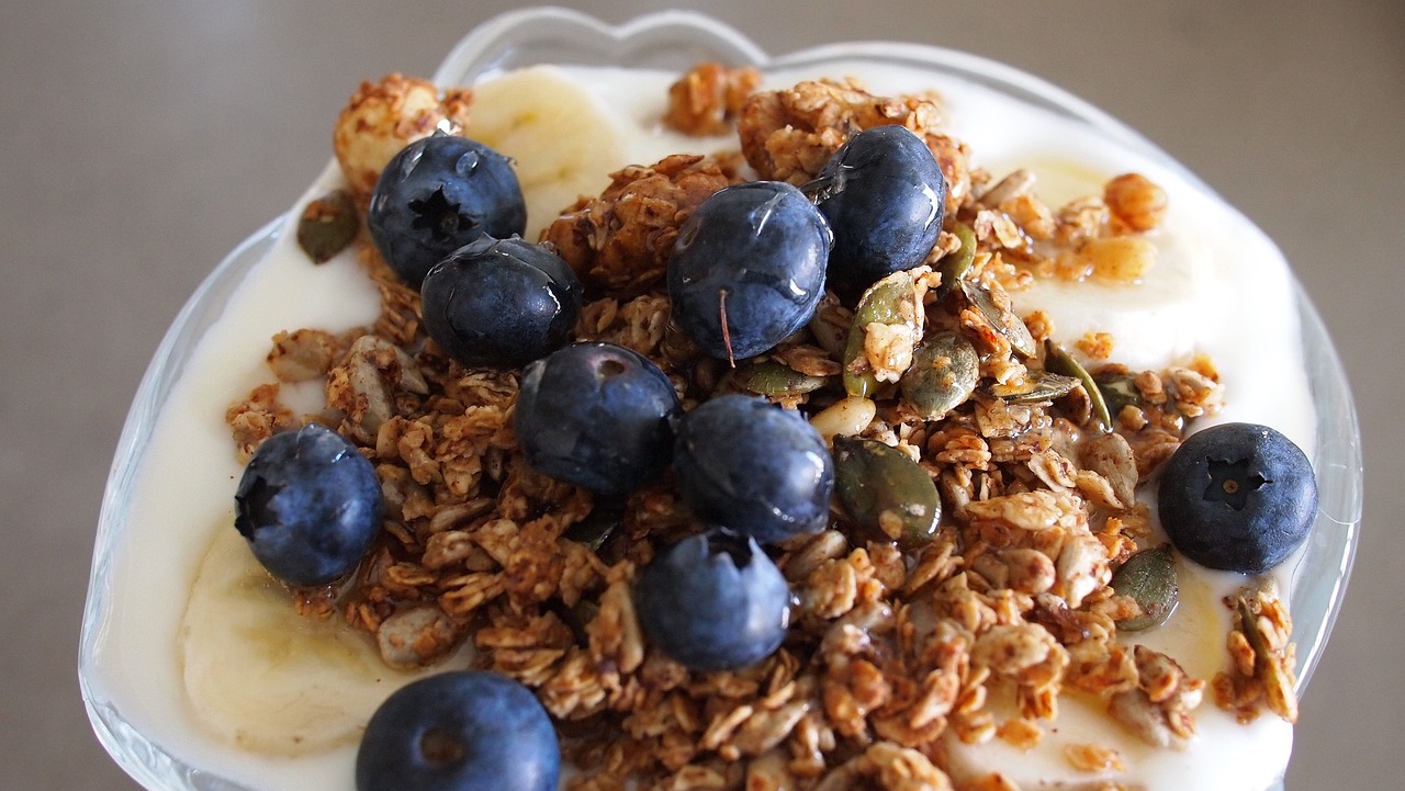 Yogur griego con frutos rojos y granola