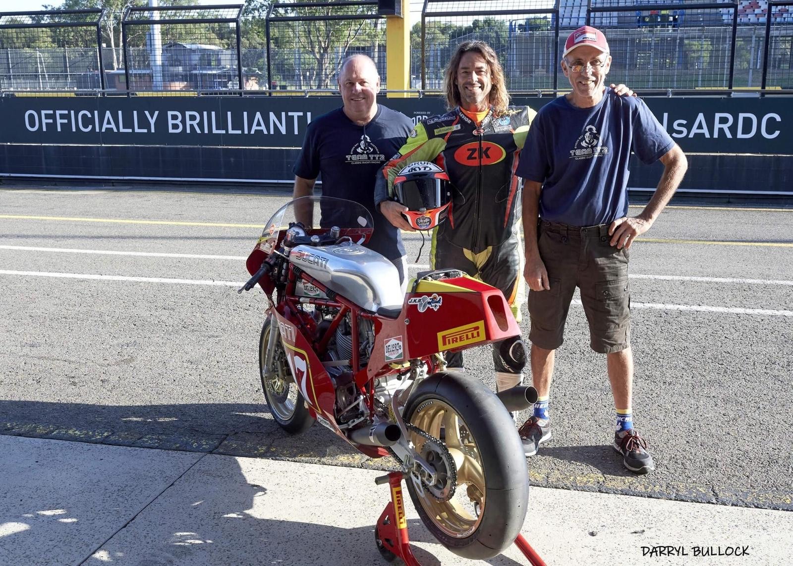 MICHAEL BERTI JUNTO A SU EQUIPO TÉCNICO Y LA DUCATI TT2 DE 1982